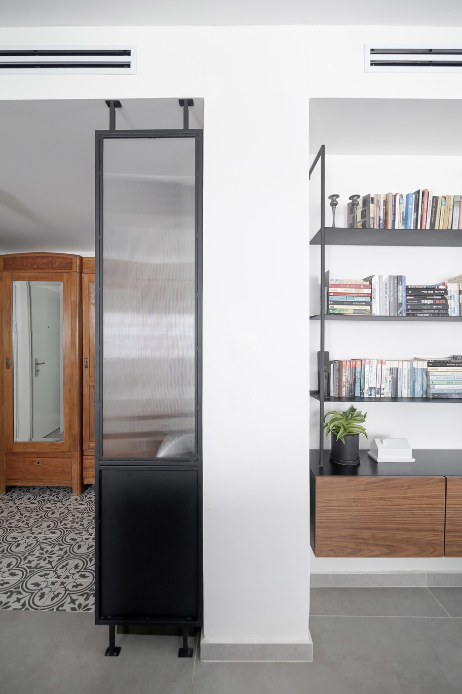 IRON GLASS DIVIDER (1) מחיצת זכוכית וברזל