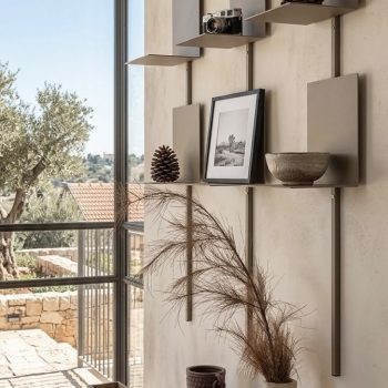 מדף סלים 3 מדפים מברזל לתמונות ודקורציה סטודיו נושקה - יחידת תלייה אנכית מעוצבת
